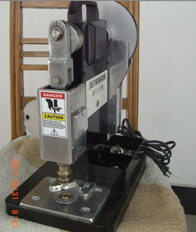 Auto eyelet machine